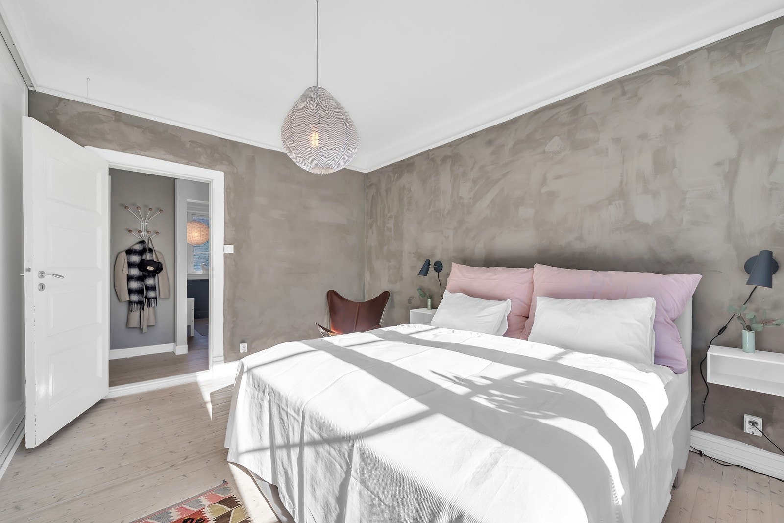 Soverom med stor skyvedørsgarderobe. Galleribilde