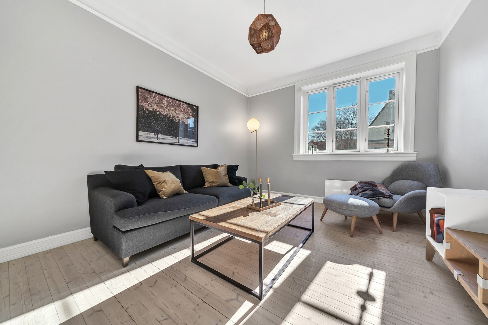 Stuen har stort vindu som gir godt med lys Galleribilde