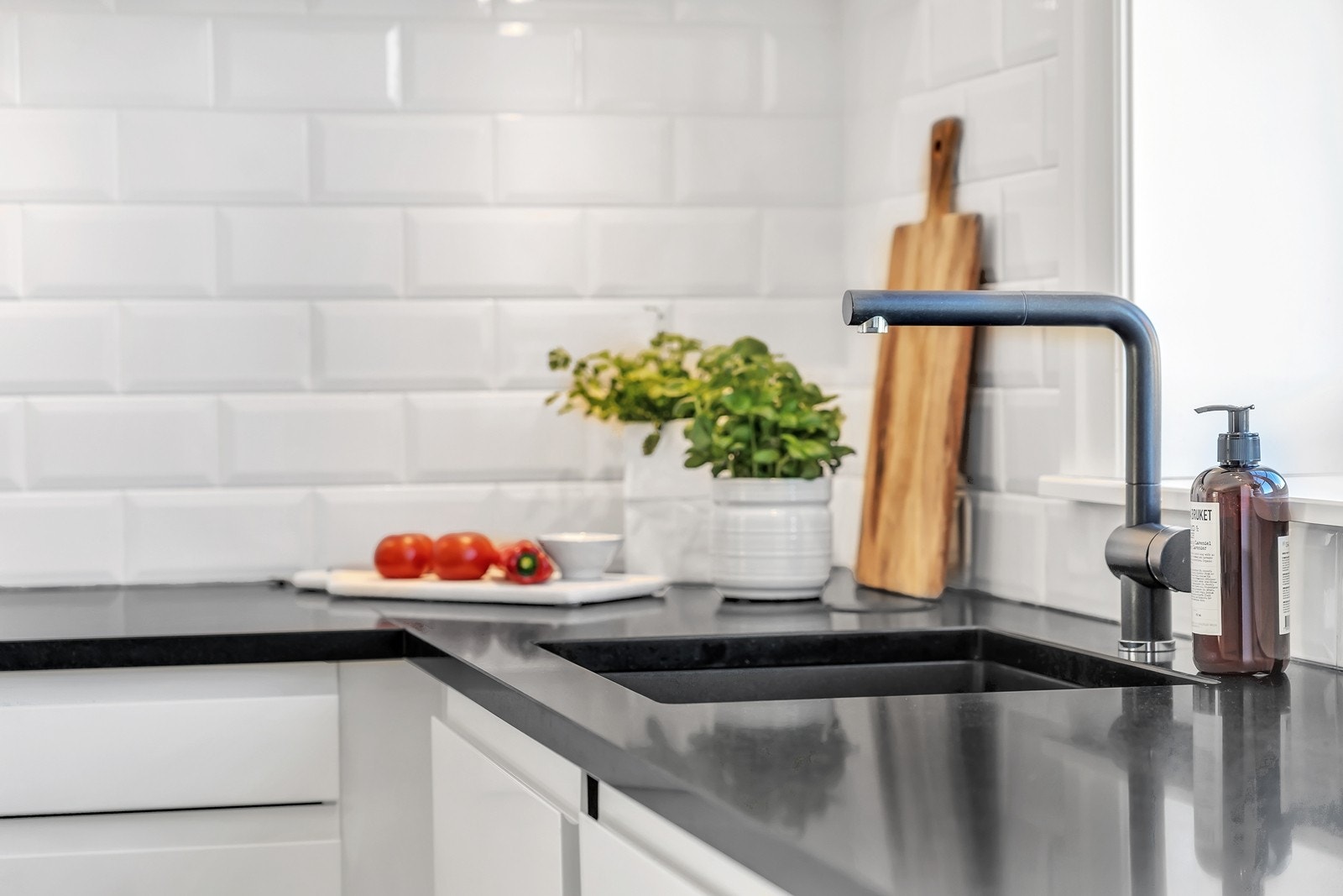 Kjøkkenbenk i Granitt og underlimt vask Galleribilde