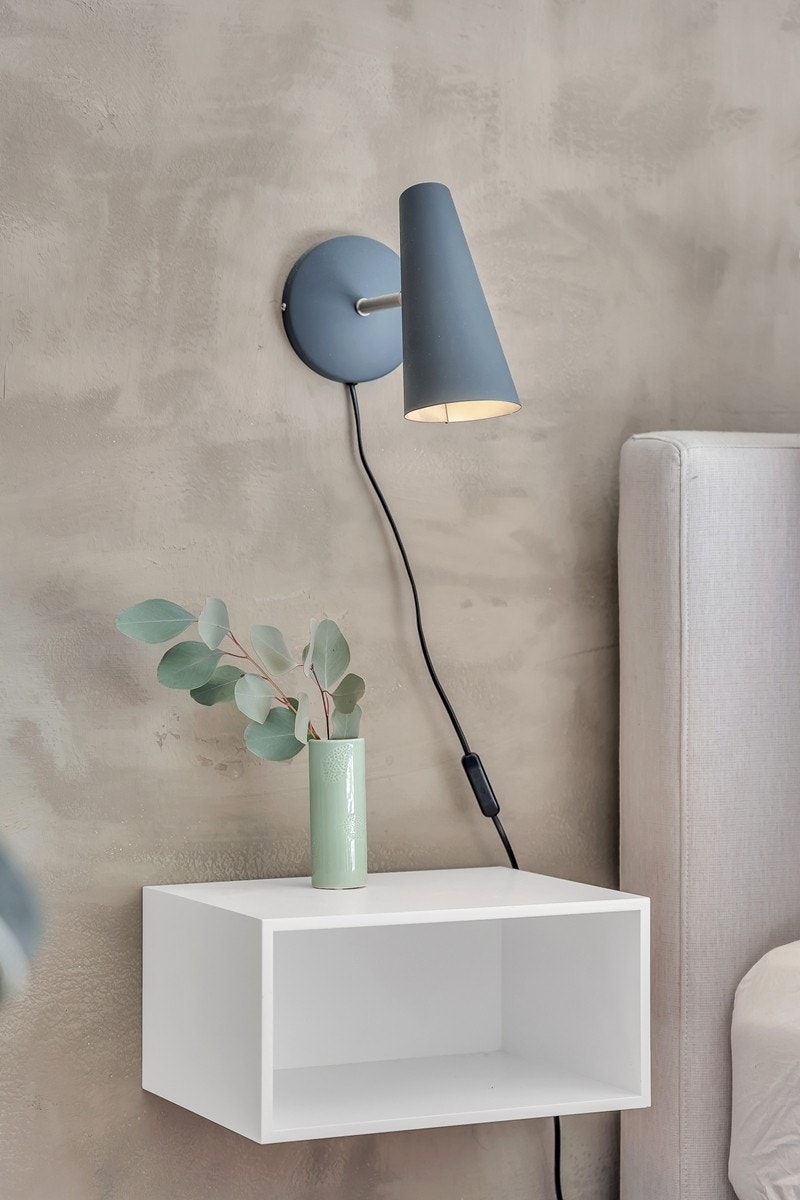 Soverommet har lekre vegghengte lamper og nattbord Galleribilde