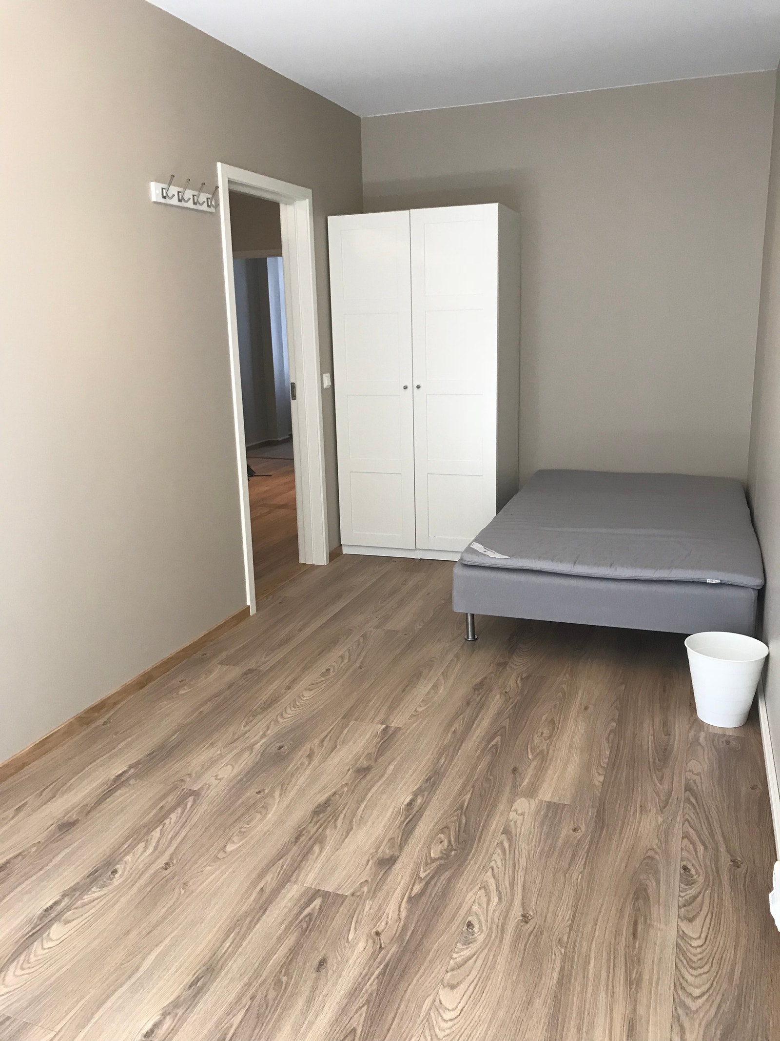 Rom 5 mot bakgård, utleid Galleribilde