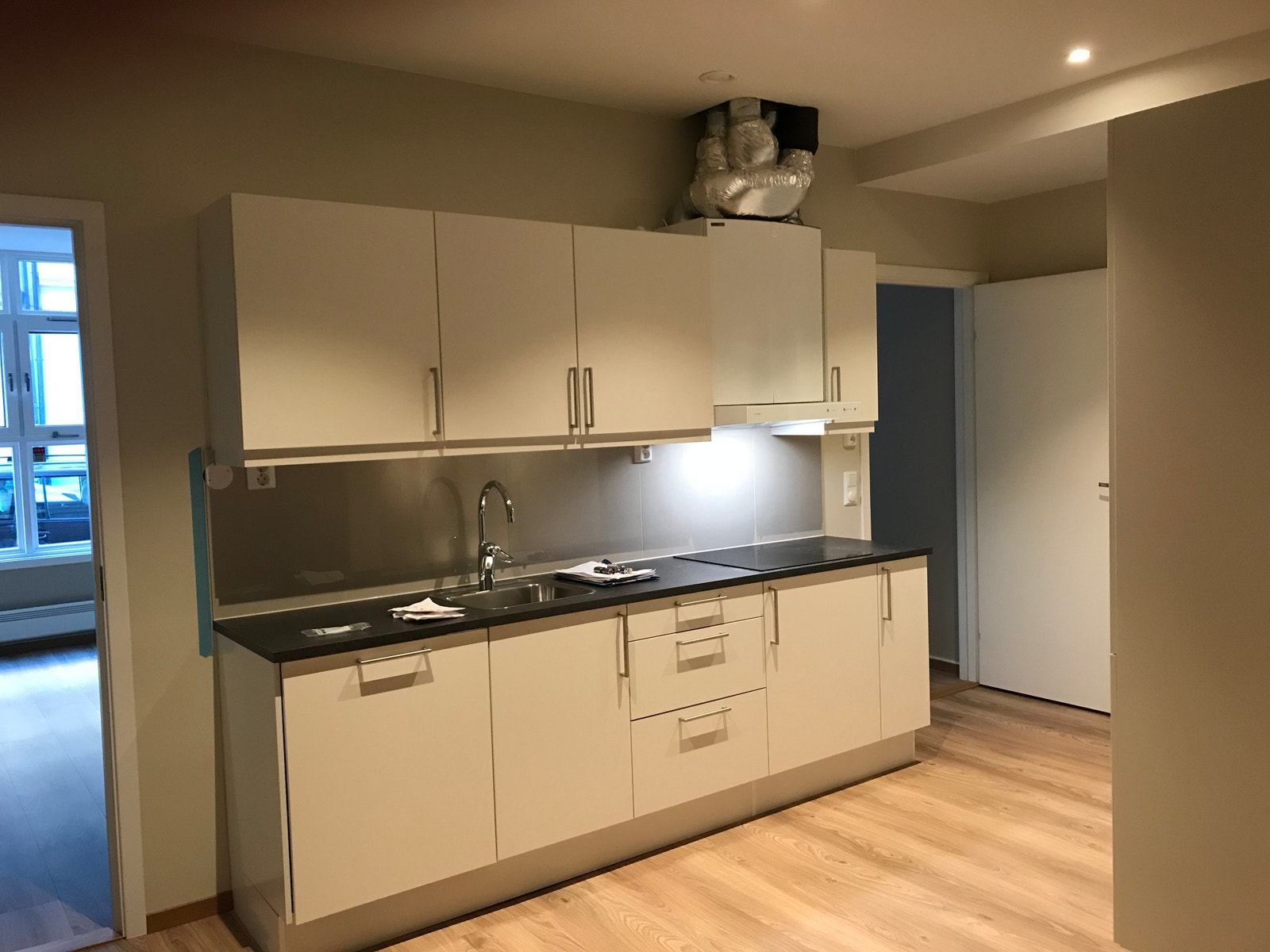 Moderne kjøkken med integrerte hvitevarer. Galleribilde