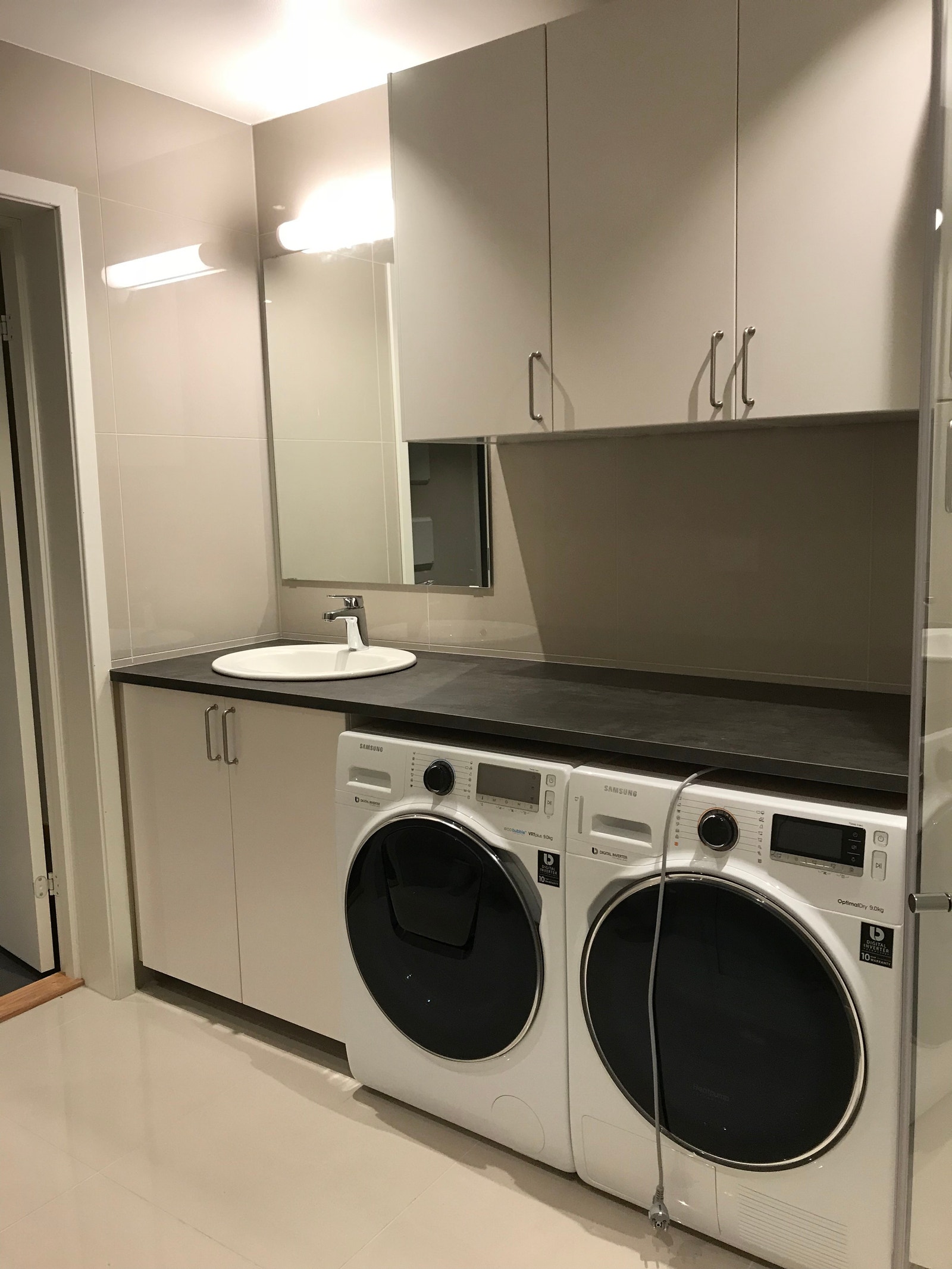Bad 1 med vaskemaskin og tørketrommel Galleribilde