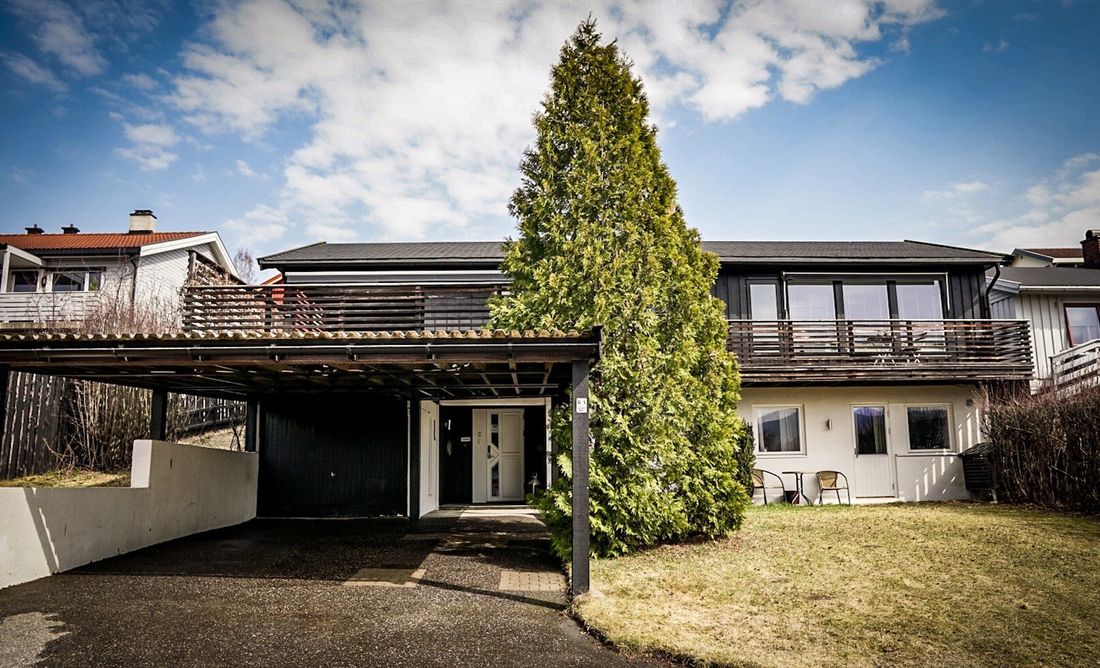 Egen stor hage både foran og bak huset. Galleribilde