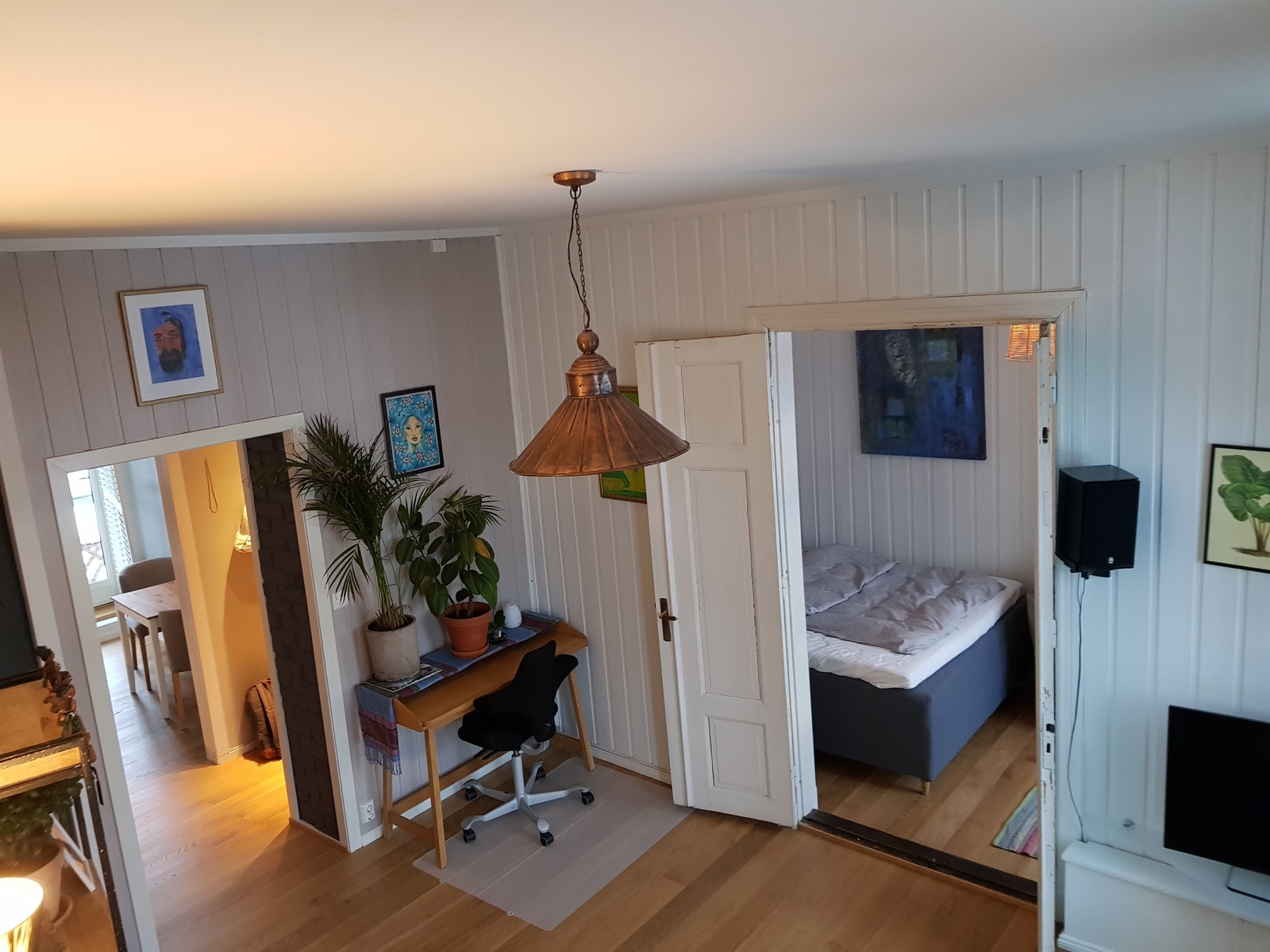 Dørene til soverommet er nå pusset, grunnet og har et malingsstrøk i gråtoner Galleribilde