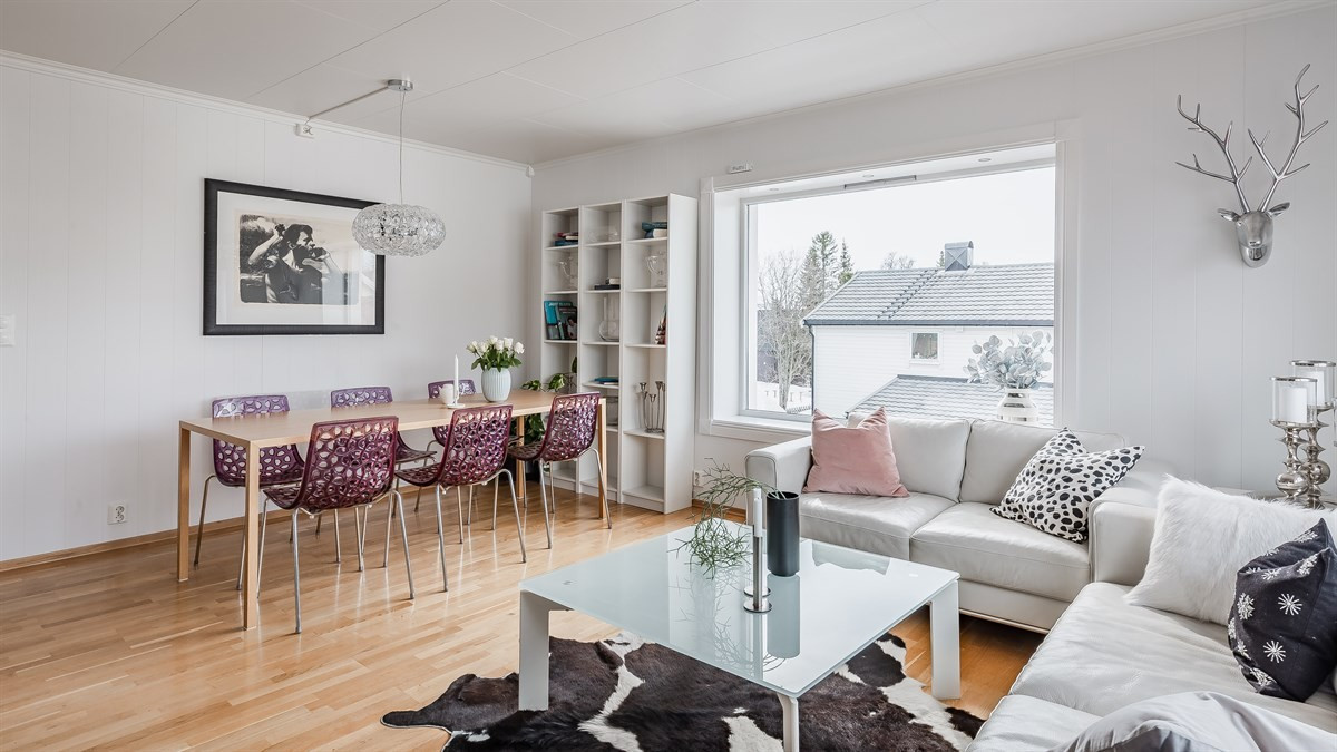 Romslig stue med god plass til salong og spisebord