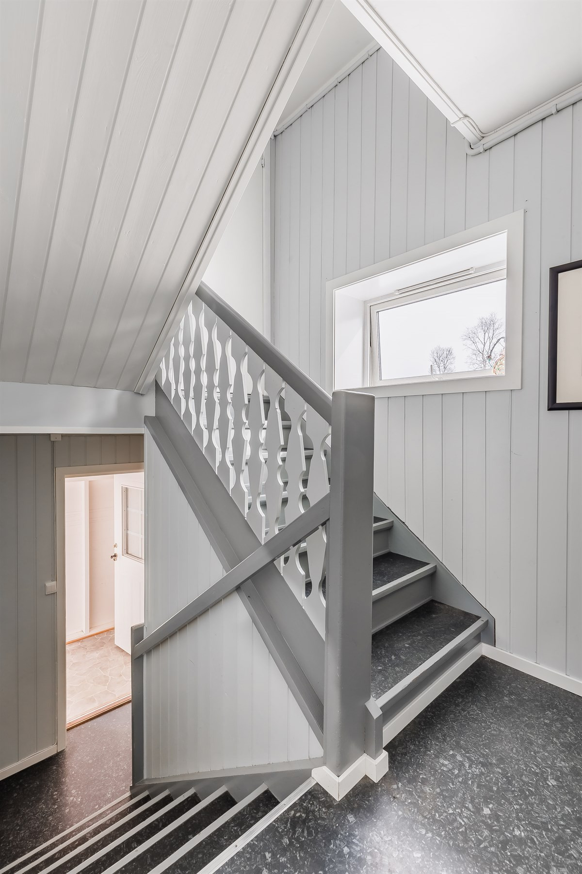 Trapp til loft med liten utleieleilighet.