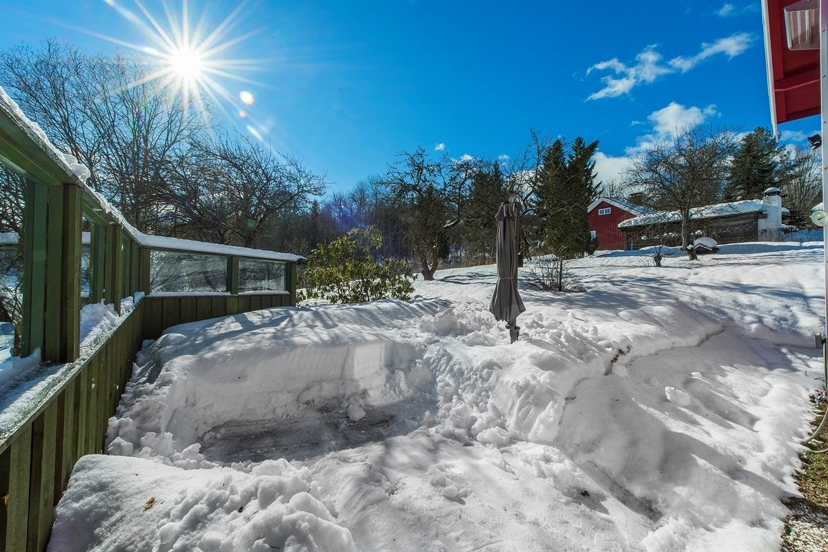 Boligen har en lun og koselig hellelagt uteplass skjermet med levegger, perfekt plass for grilling. Galleribilde