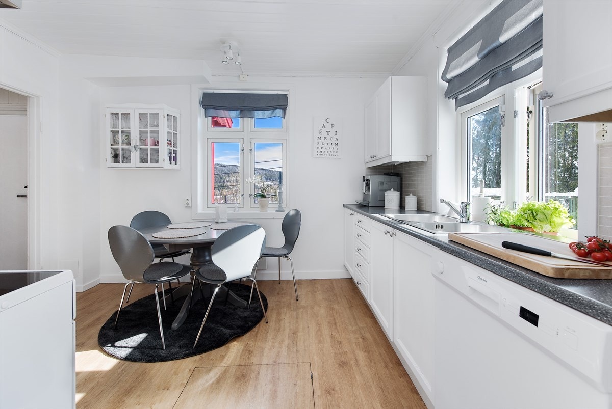 Fra den mindre stuen, tar en seg inn i et enkelt kjøkken. Galleribilde