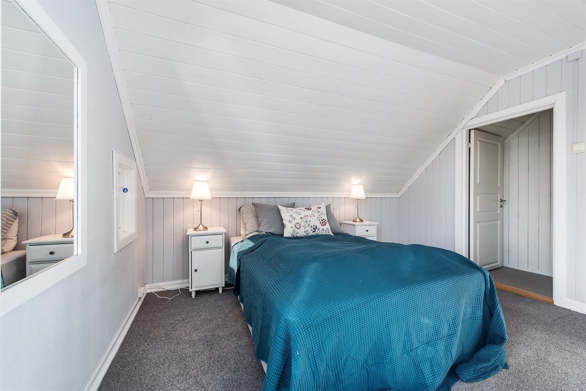 Hovedsoverommet fremstår som romslig med god plass til dobbeltseng, garderobe og øvrig innredning. Galleribilde