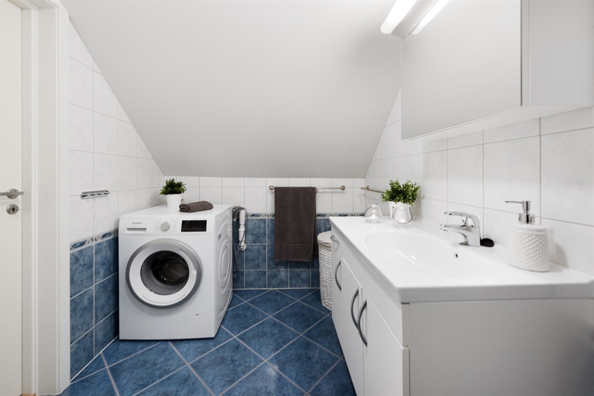 Opplegg og plass til vaskemaskin. Baderom er elektrisk oppvarmet med varmekabel. Galleribilde