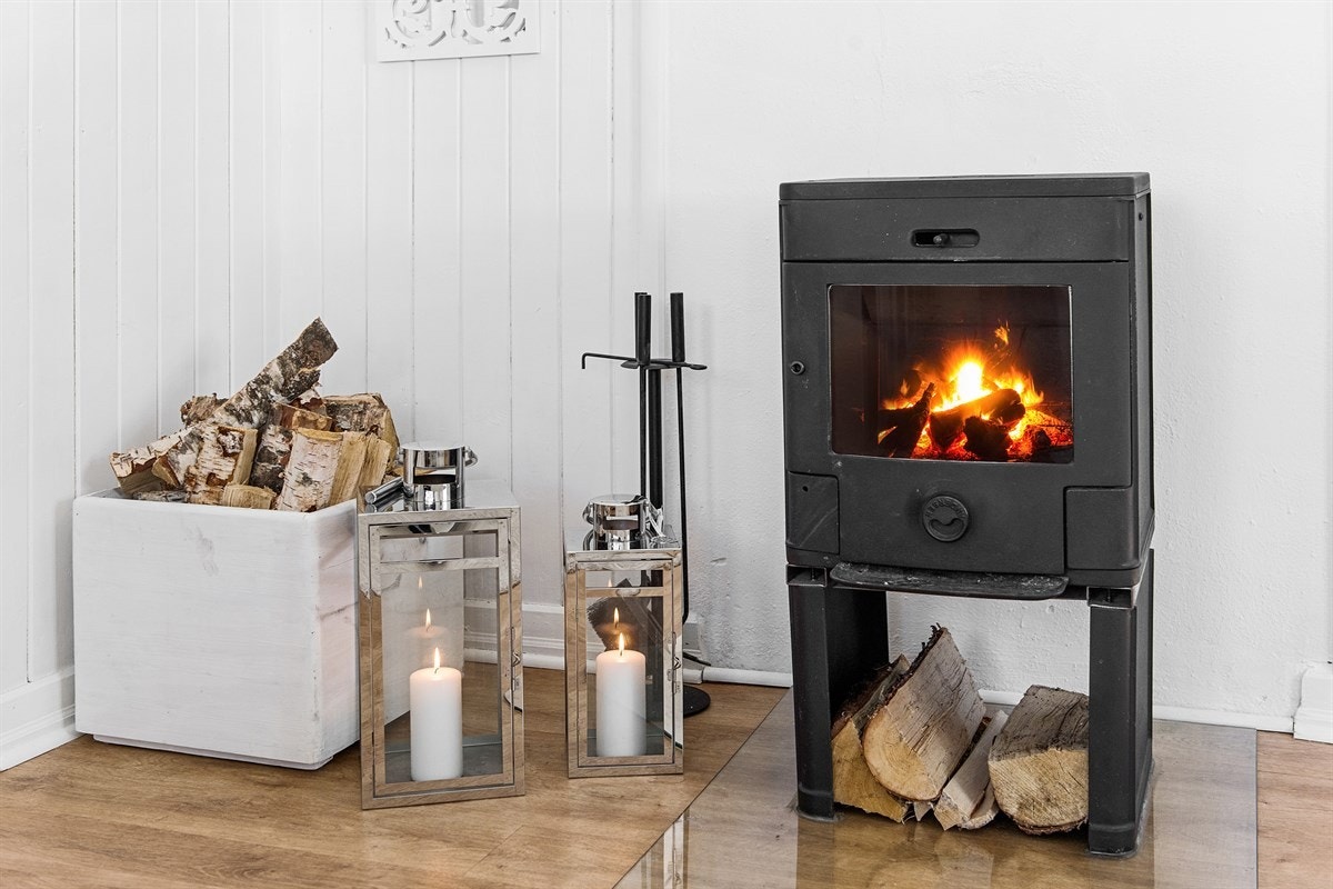 Her er det mulighet til å fyre i en stemningsfull peisovn som sørger for ekstra varme på kalde høst- og vinterkvelder. Galleribilde