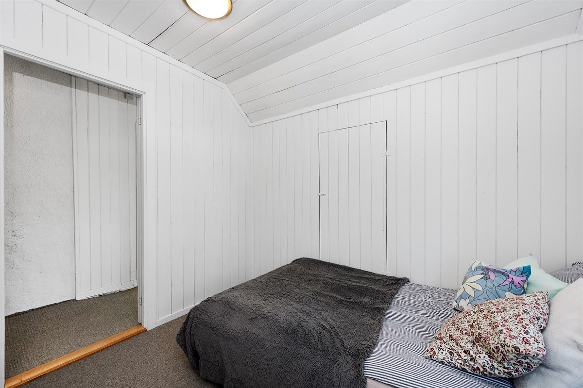 I dette soverommet er det dør til kott som kan benyttes til lagring. Galleribilde