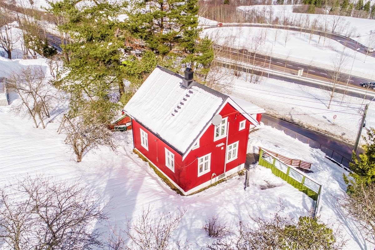 Eneboligen ligger på en stor solrik tomt på 1853 kvm Galleribilde