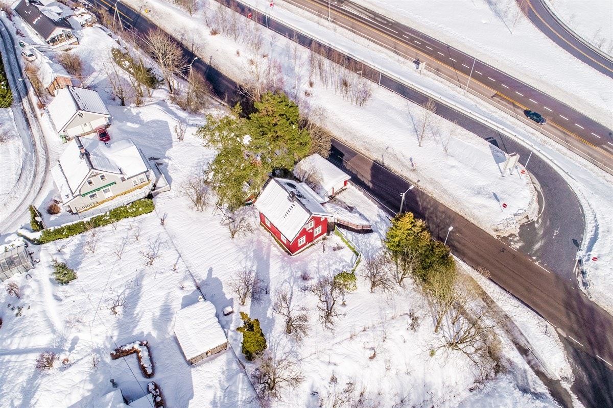 Stor hage som er pent opparbeidet med gressplen, gjerde, levegger, og diverse trær og busker. Galleribilde