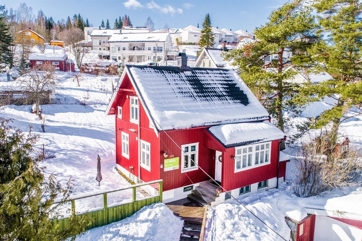En velholdt enebolig over to etasjer med praktisk planløsning og normal standard. Galleribilde