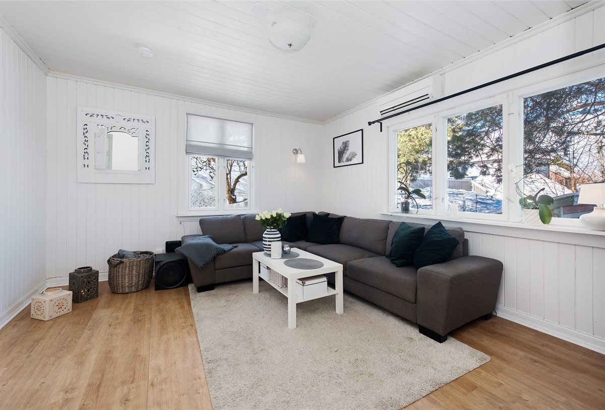 I boligens hovedetasje er det to stuer, en mindre og en større stue. Den største stuen fremstår som et sosialt og tiltalende allrom. Galleribilde