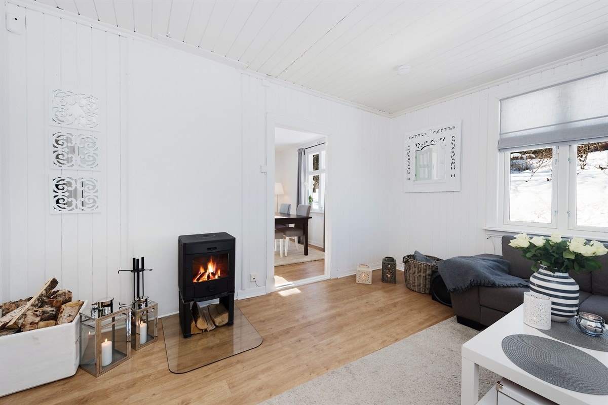 Det er mange innredningsmuligheter med god plass til sofagruppe, ulike hylleløsninger, TV-seksjon og langbord. Galleribilde