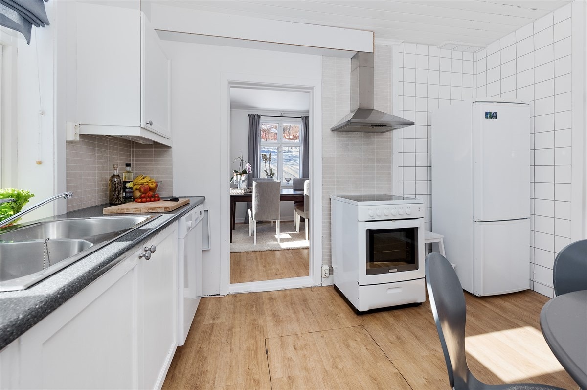 Rommet har god skap- og benkeplass til å tilberede måltider til hele familien og eventuelle gjester som kommer på besøk. Galleribilde