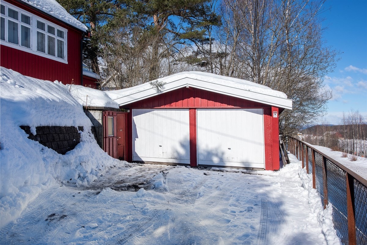 Parkering i dobbelgarasje og ellers på gårdsplassen Galleribilde