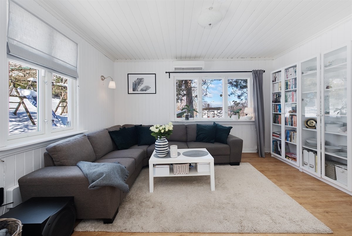 Store vindusflater sørger for en god atmosfære i stuen. Galleribilde