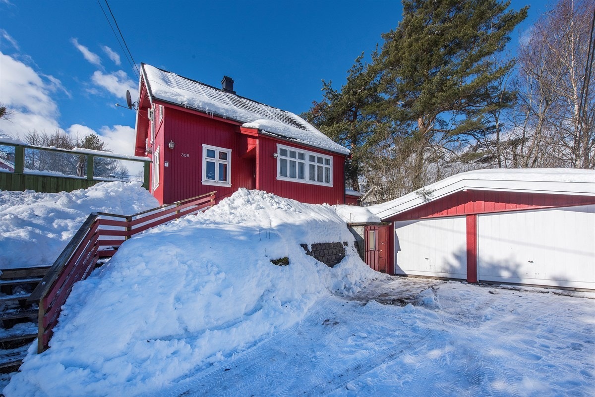 Det er trapp opp til et hyggelig inngangsparti. Galleribilde
