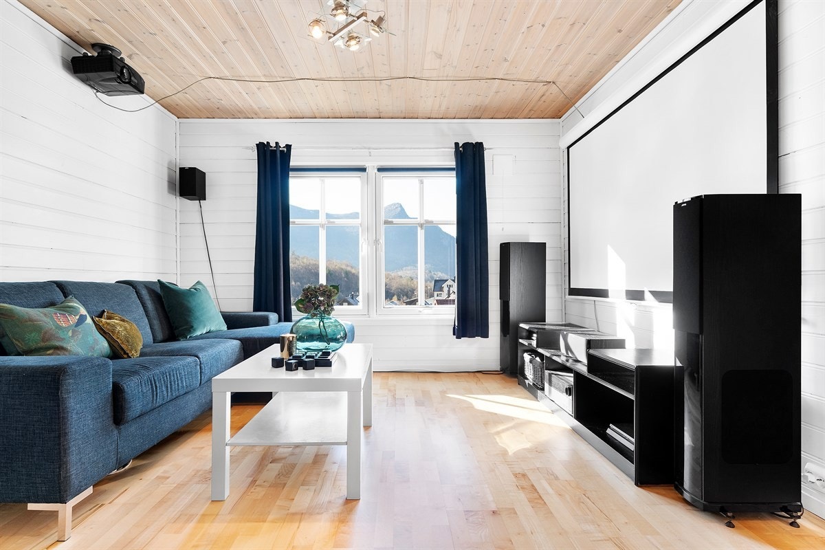 Loftstue med kjekk utsikt (lerret og prosjektor medfølger ikke i handelen) Galleribilde