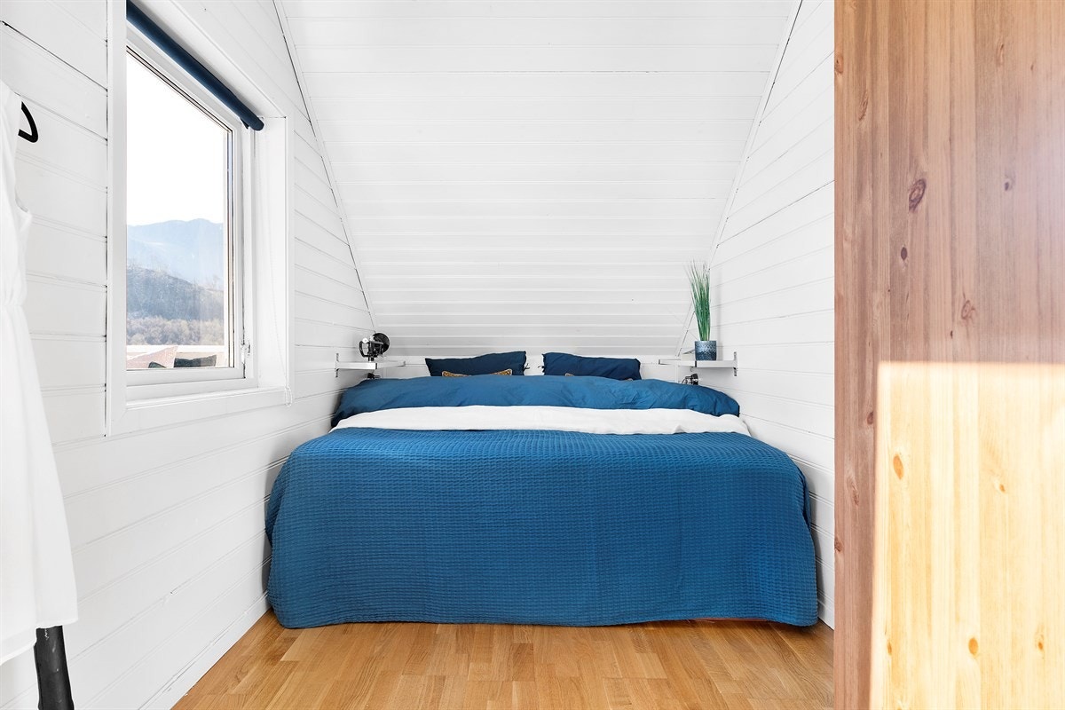 Det er tre soverom på loftet, dette brukes som hovedsoverom Galleribilde