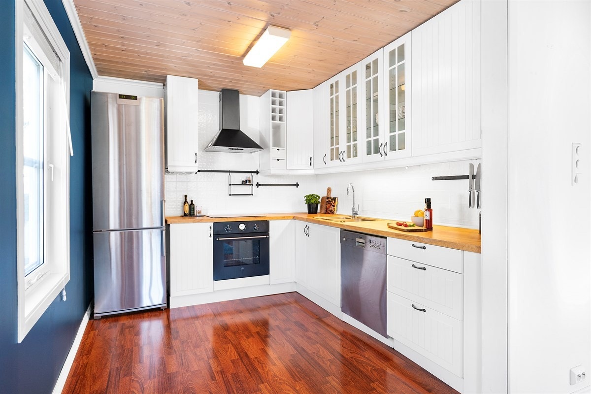 Velutstyrt kjøkken i åpen, men allikevel avskjermet løsning Galleribilde