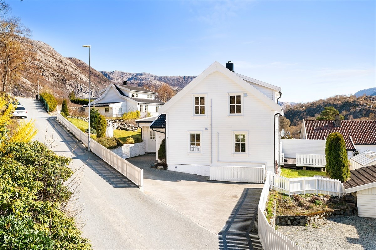 Stort gårdsrom med god plass til biler Galleribilde