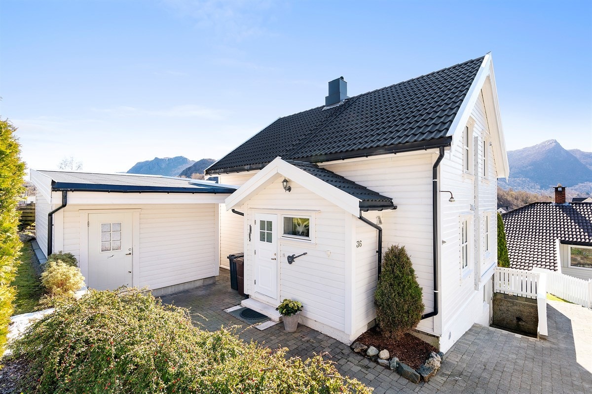 Inngangsparti med kort vei til uthuset Galleribilde