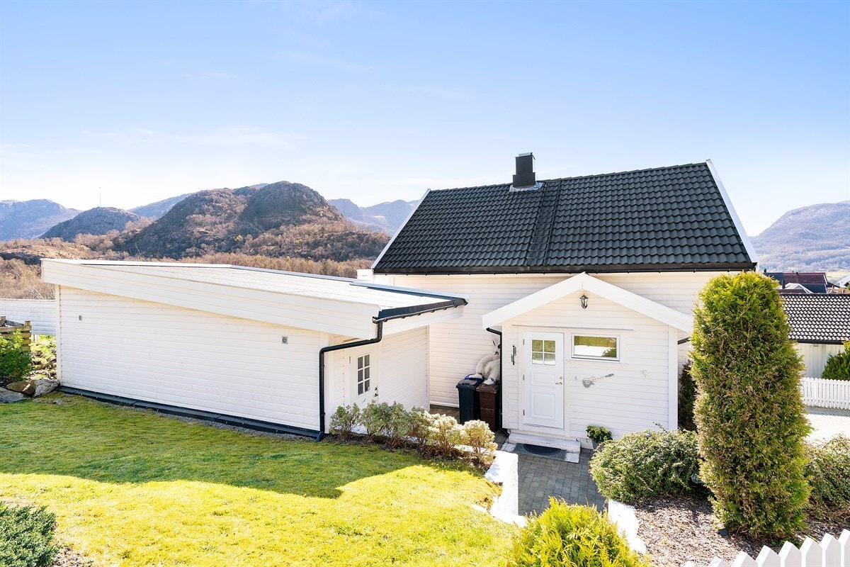 Fint opparbeidet tomt med hage og terrasser Galleribilde