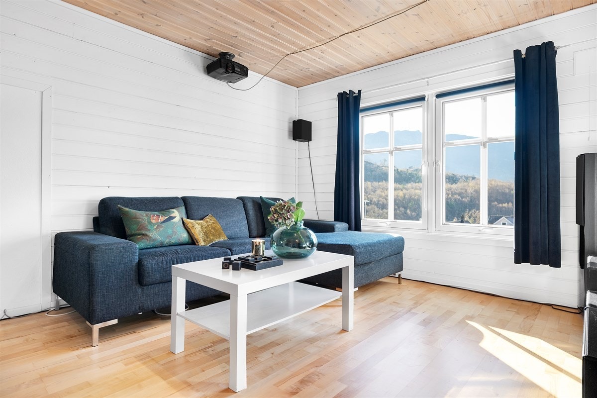 Loftstue med kjekk utsikt (lerret og prosjektor medfølger ikke i handelen) Galleribilde