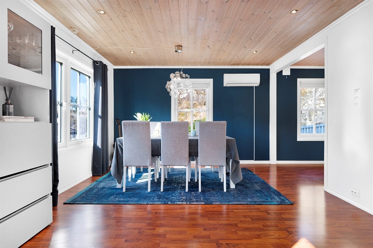 Spiseplass i stuen binder sammen stuen med kjøkkenet Galleribilde