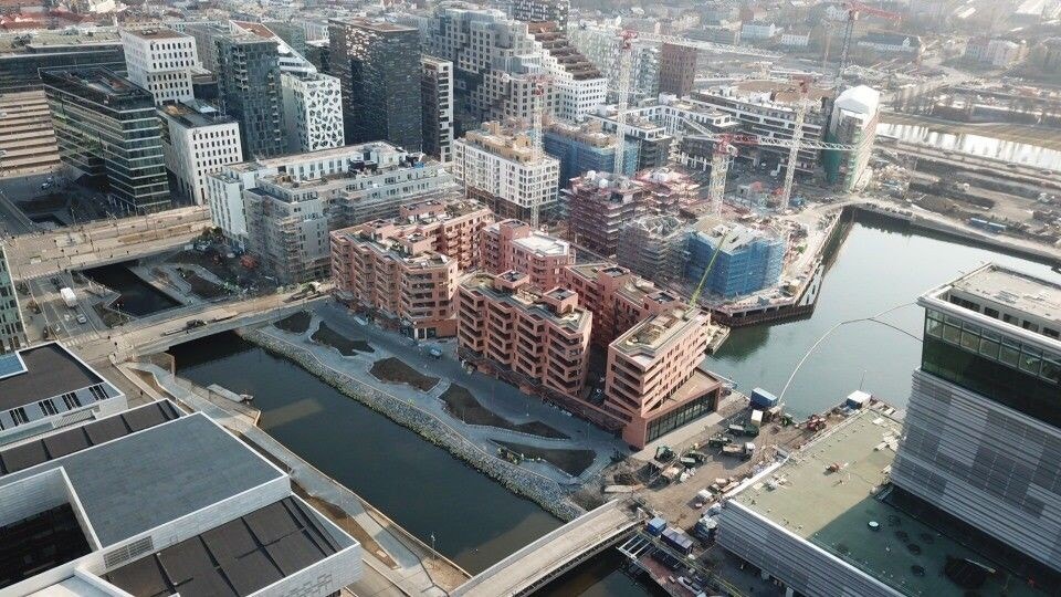 Munch Brygge - indrefilet i Bjørvika - har de mest populære naboer med kun få minutters gangavstand til: Barcode (bak), Operahuset og det nye Deichmanske Hovedbibliotek (til høyre), det nye Munchmuseet (foran), Vannkunsten og Sørenga (til venstre). Galleribilde