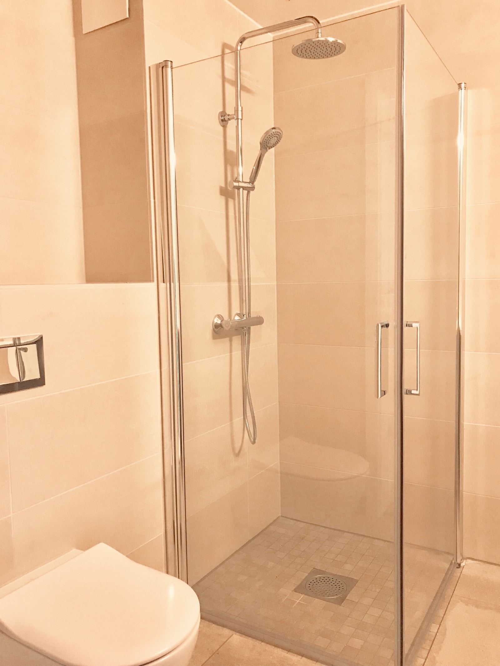 Baderoms moderne/tidsriktig innredning fra HTH, innsvingbare dusjvegger, rainfalldusj, veggheng toalett, opplegg til vaskemaskin/tørketrommel. Badet har gulv-/veggfliser i matte, sandfargede toner, stor vask m/ stort speil.
Elektriske varmekabler på bad. Galleribilde