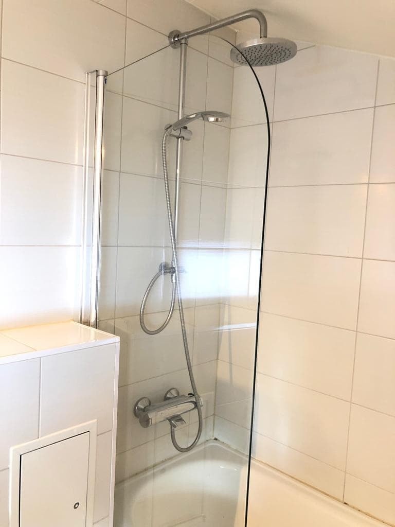 Badekar med dusj og WC Galleribilde