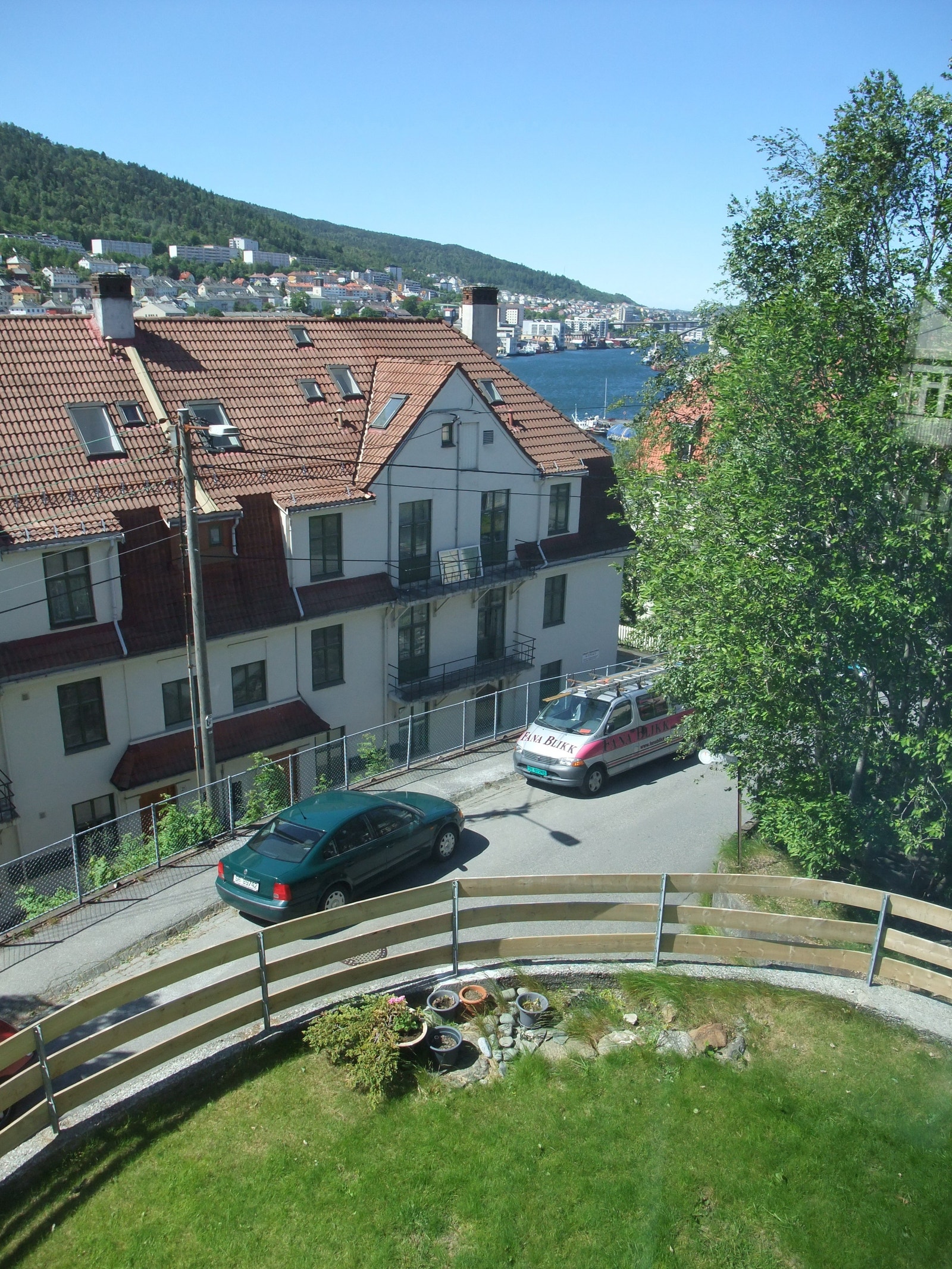 Felles hage for 4 leiligheter. Sol fra lunsj og til solen går ned i vest. Galleribilde