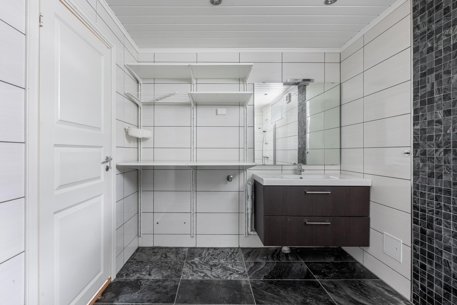 Sorte fliser med marmorpreg, kombinert med hvite fliser, og det er varme i gulv Galleribilde