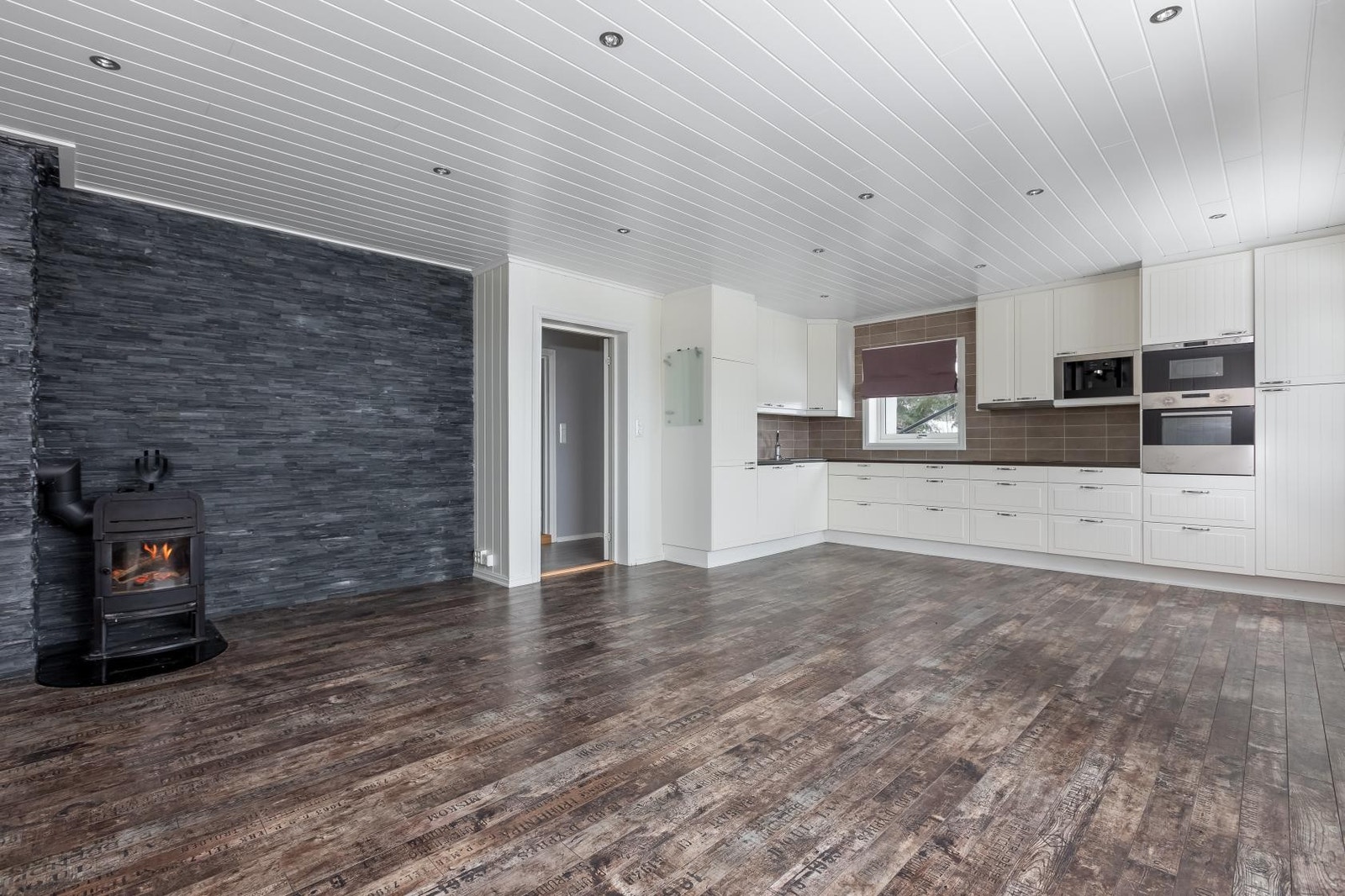 Stue og kjøkken i en åpen løsning Galleribilde