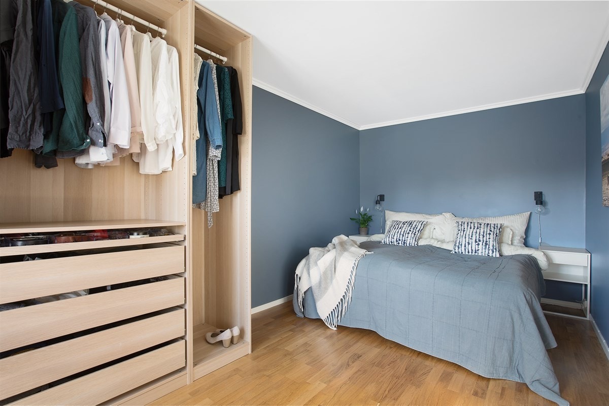 Leiligheten har to romslige soverom med plass til både seng og garderobeløsninger. Galleribilde