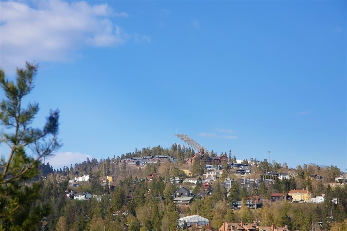 Fra kjøkken har du en hyggelig utsikt mot Holmenkollen. Galleribilde