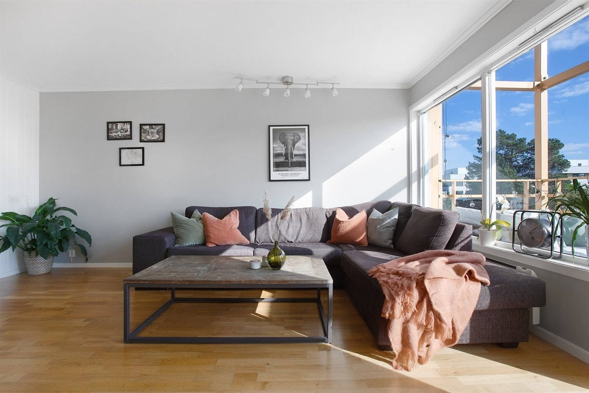 God plass til sofagruppe med tilhørende møblementer i stuen. Galleribilde