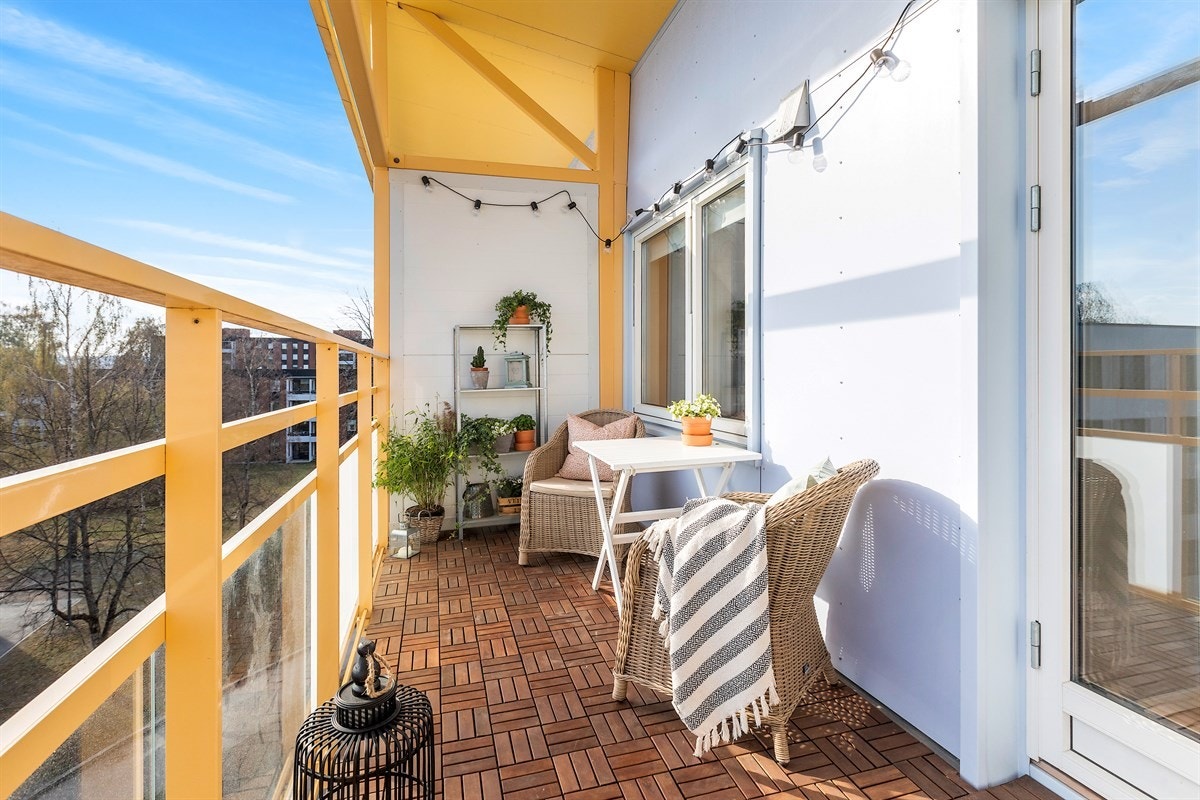 Det ble lagt nye treheller på verandagulv i 2018. Galleribilde