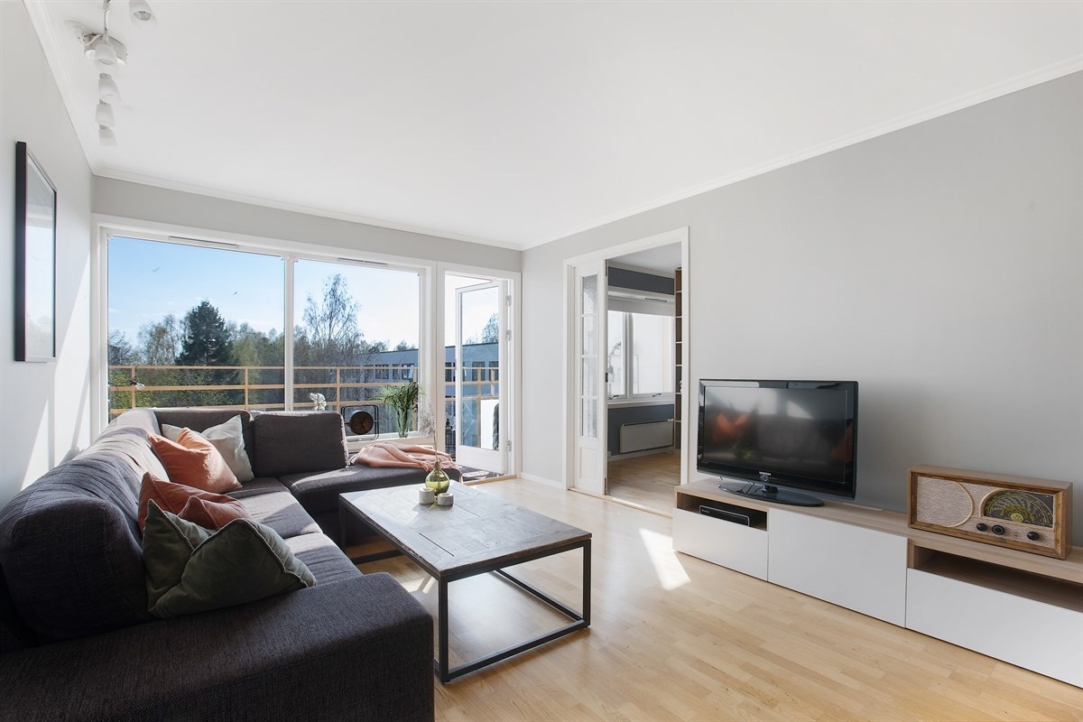 Utgang til solrik veranda fra stuen. Galleribilde