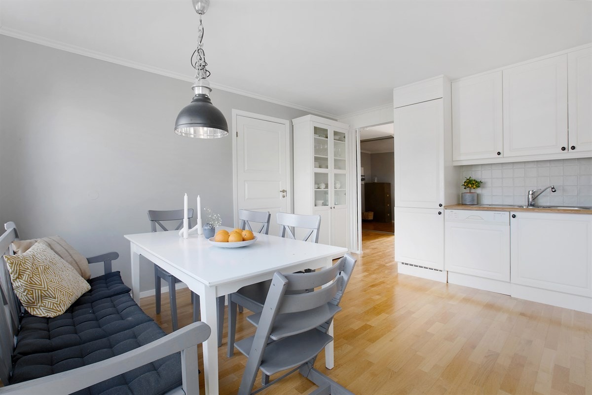 Svært romslig kjøkken hvor du får plass til blant annet stort spisebord med tilhørende møblement. Galleribilde