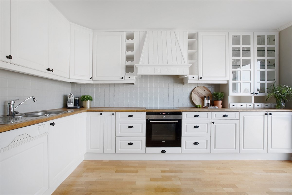 Separat kjøkken med god skap - og benkeplass. Galleribilde