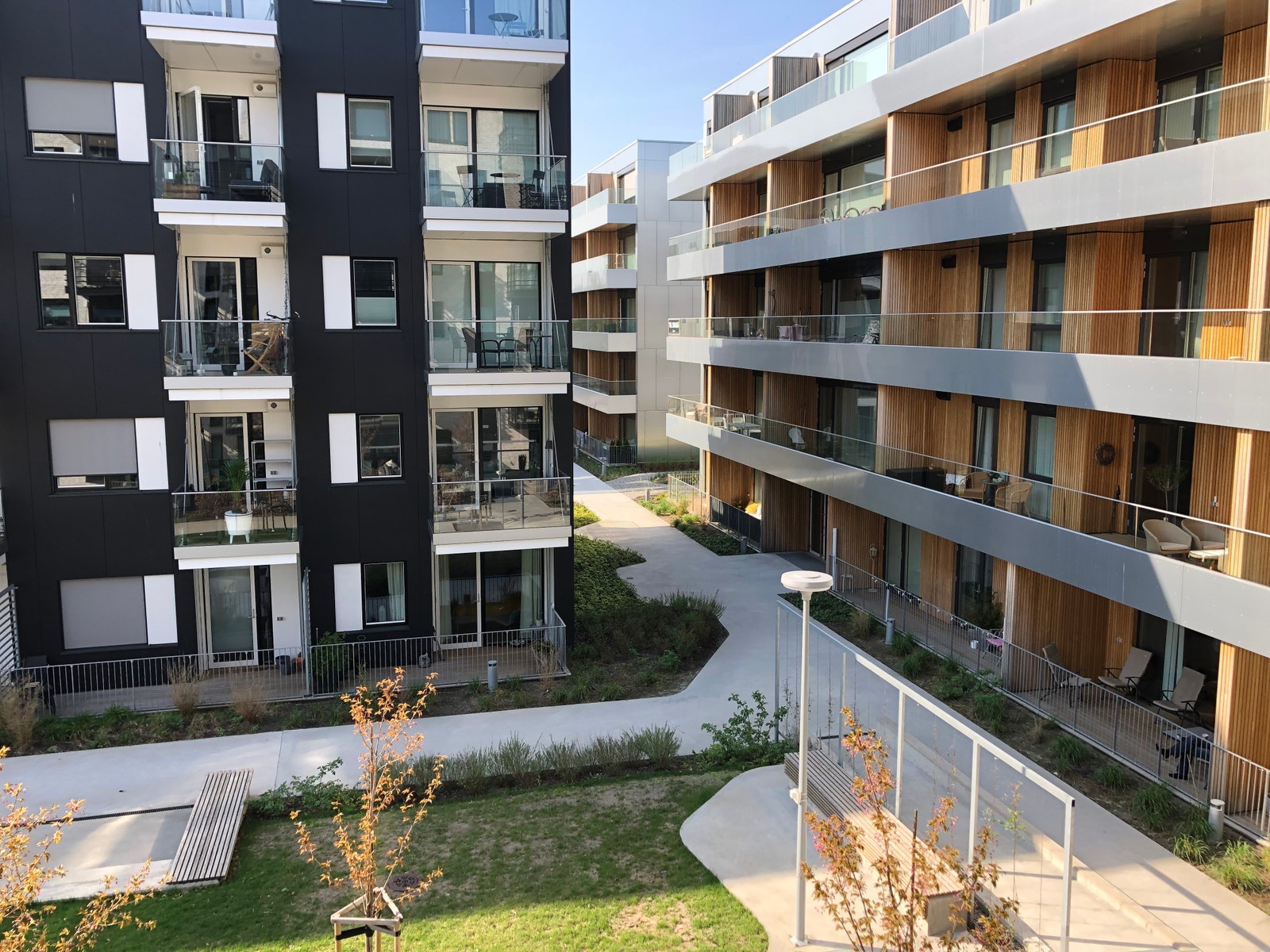 Utsikt inn i gården Galleribilde