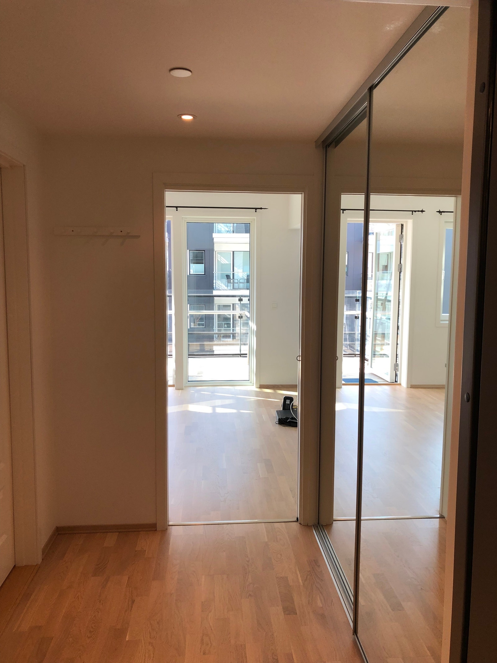 Inngang med skyvedørsgarderobe Galleribilde