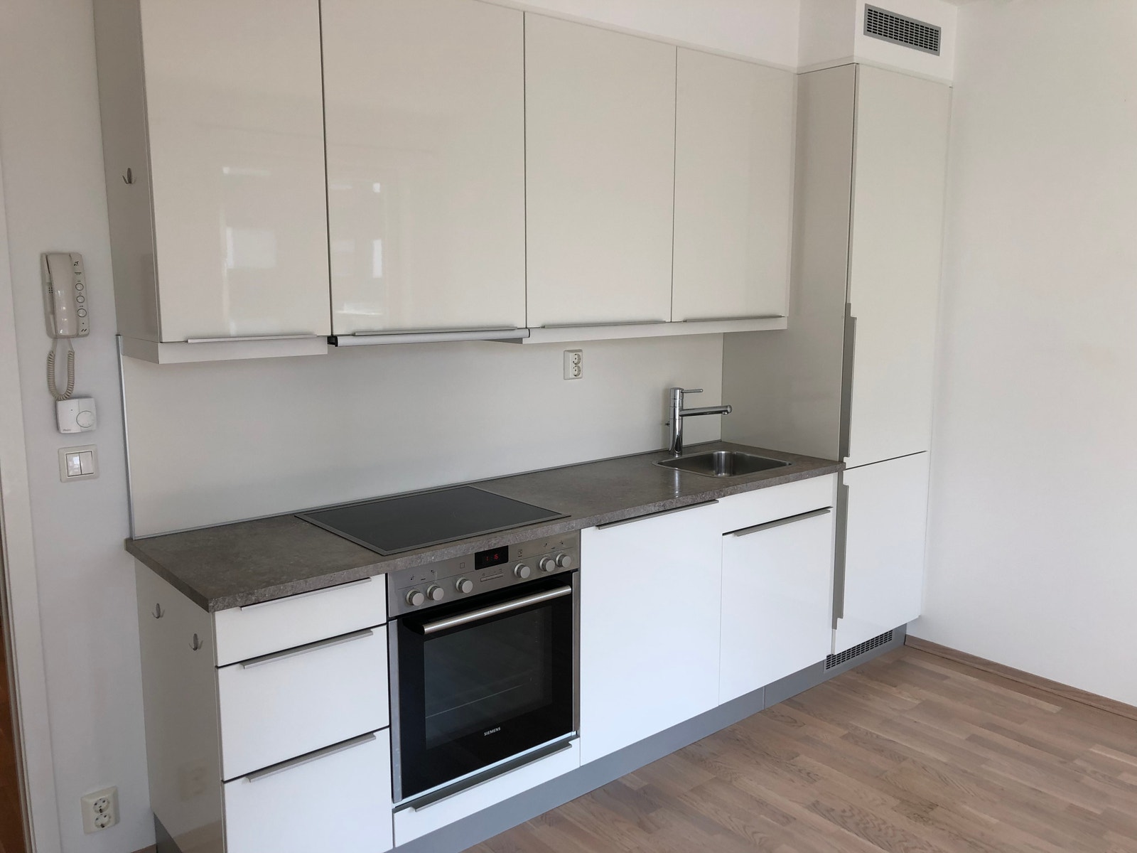 Kjøkken med integrerte hvitevarer Galleribilde